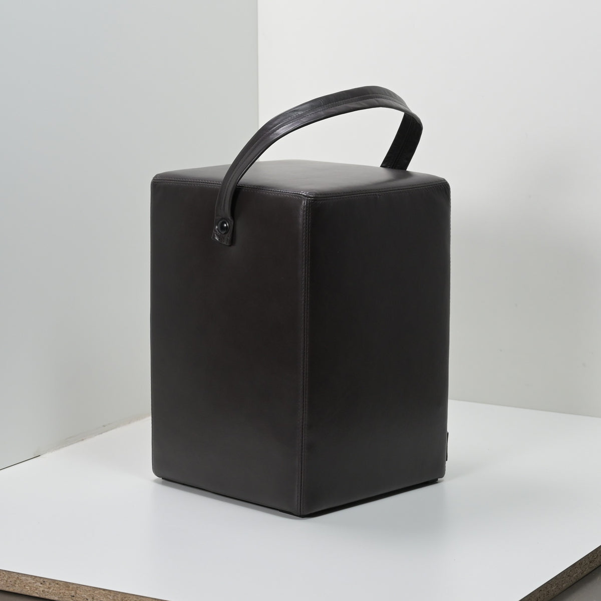 Hocker Linus Mocca Originalfoto, unbearbeitet