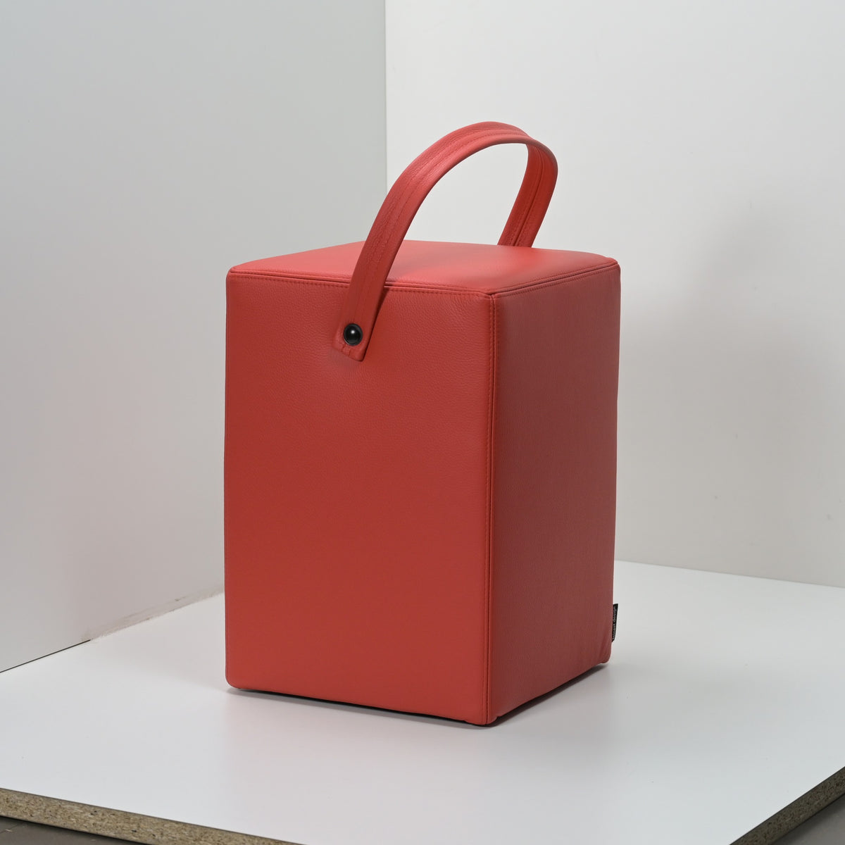 Hocker Linus Rot Originalfoto, unbearbeitet