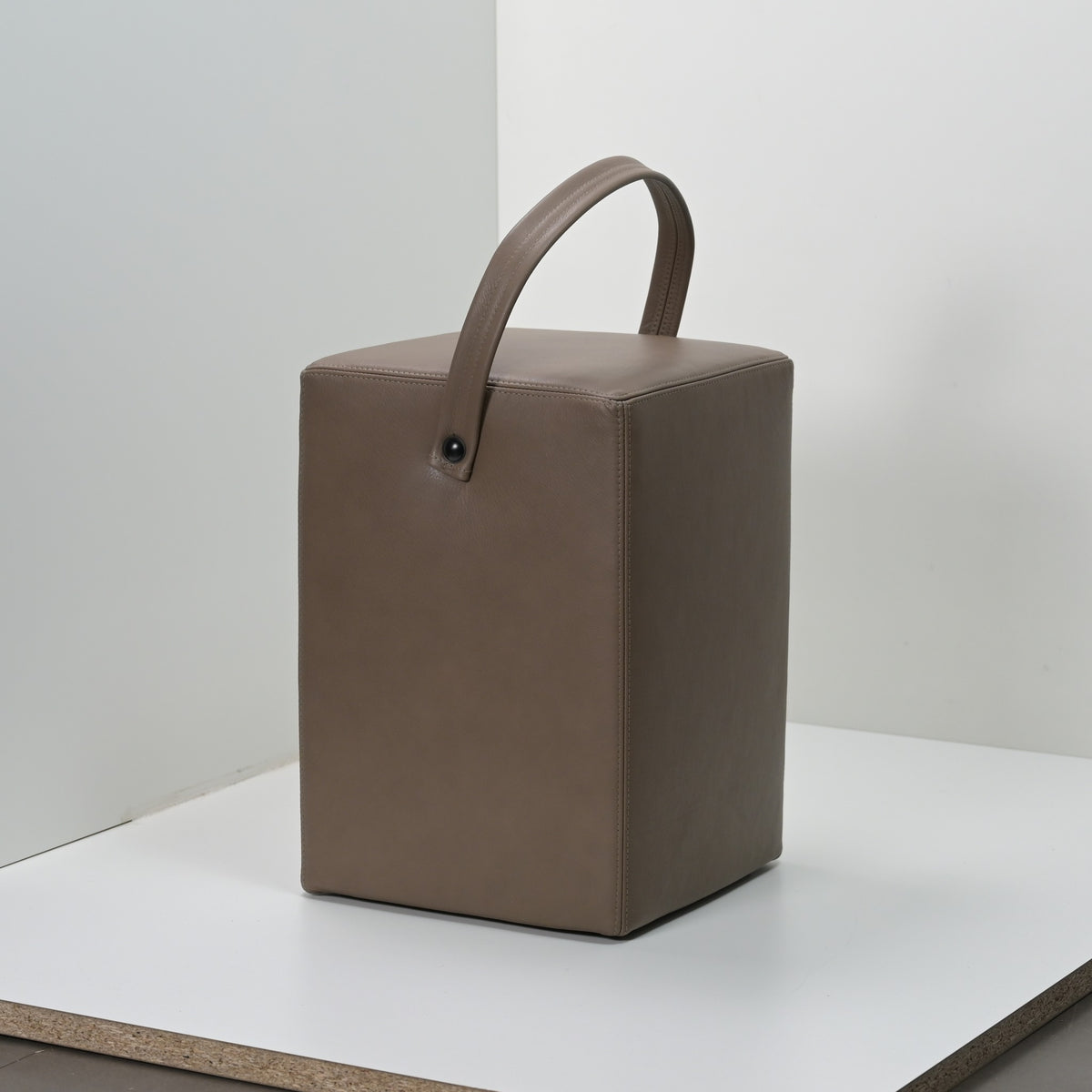 Hocker Linus Taupe Originalfoto, unbearbeitet