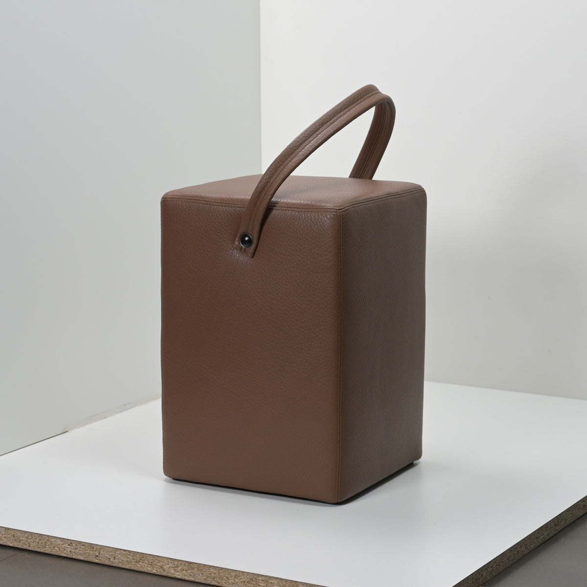 Hocker Linus Schlamm Originalfoto, unbearbeitet