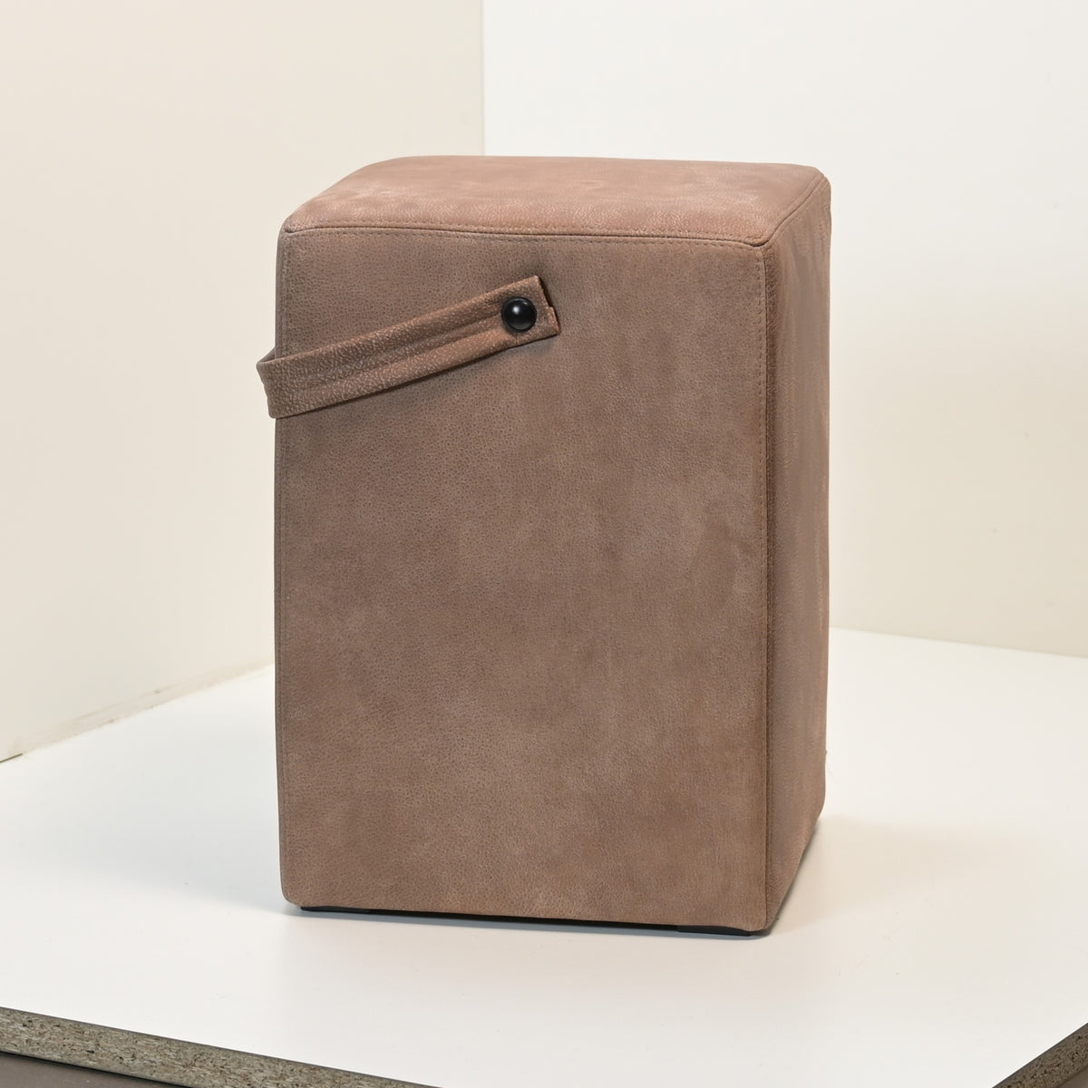 Hocker Linus Muskat Originalfoto, unbearbeitet