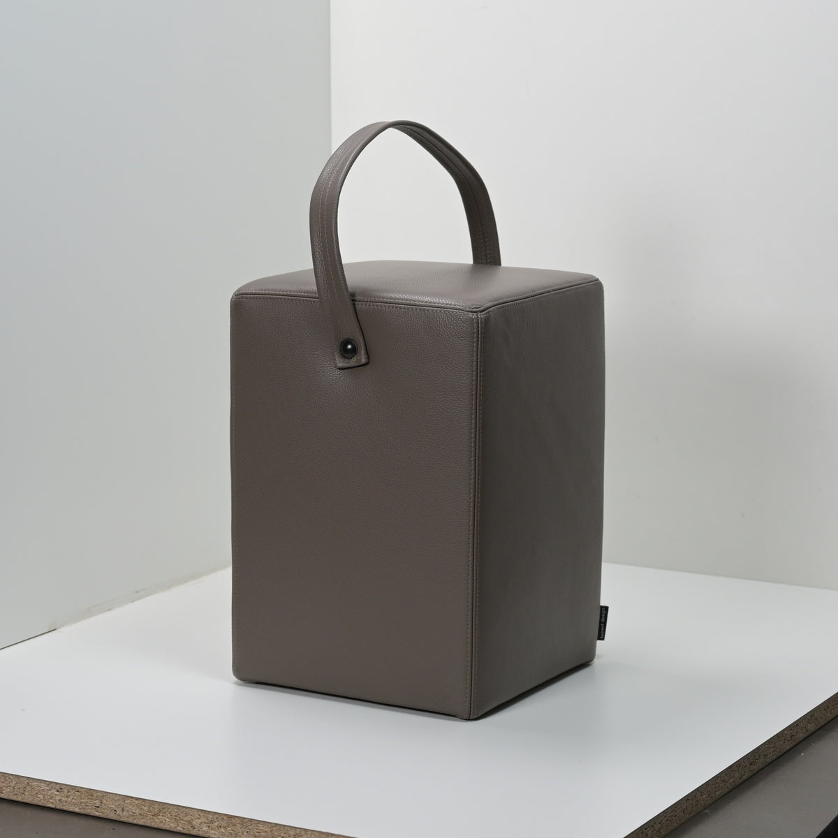 Hocker Linus Taupe Originalfoto, unbearbeitet