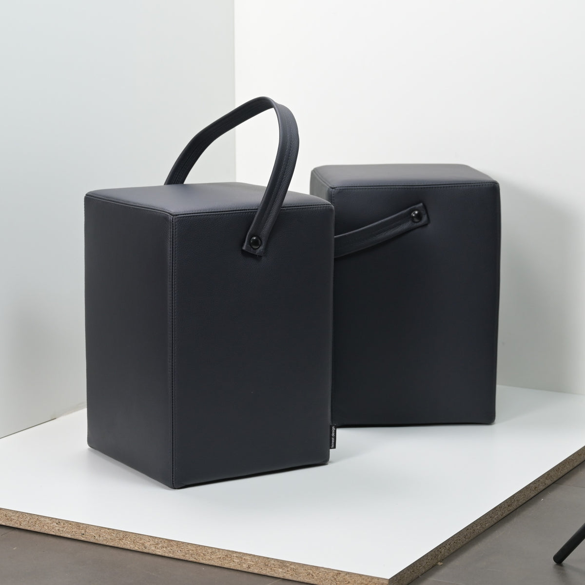 Hocker Linus Schwarzblau Originalfoto, unbearbeitet