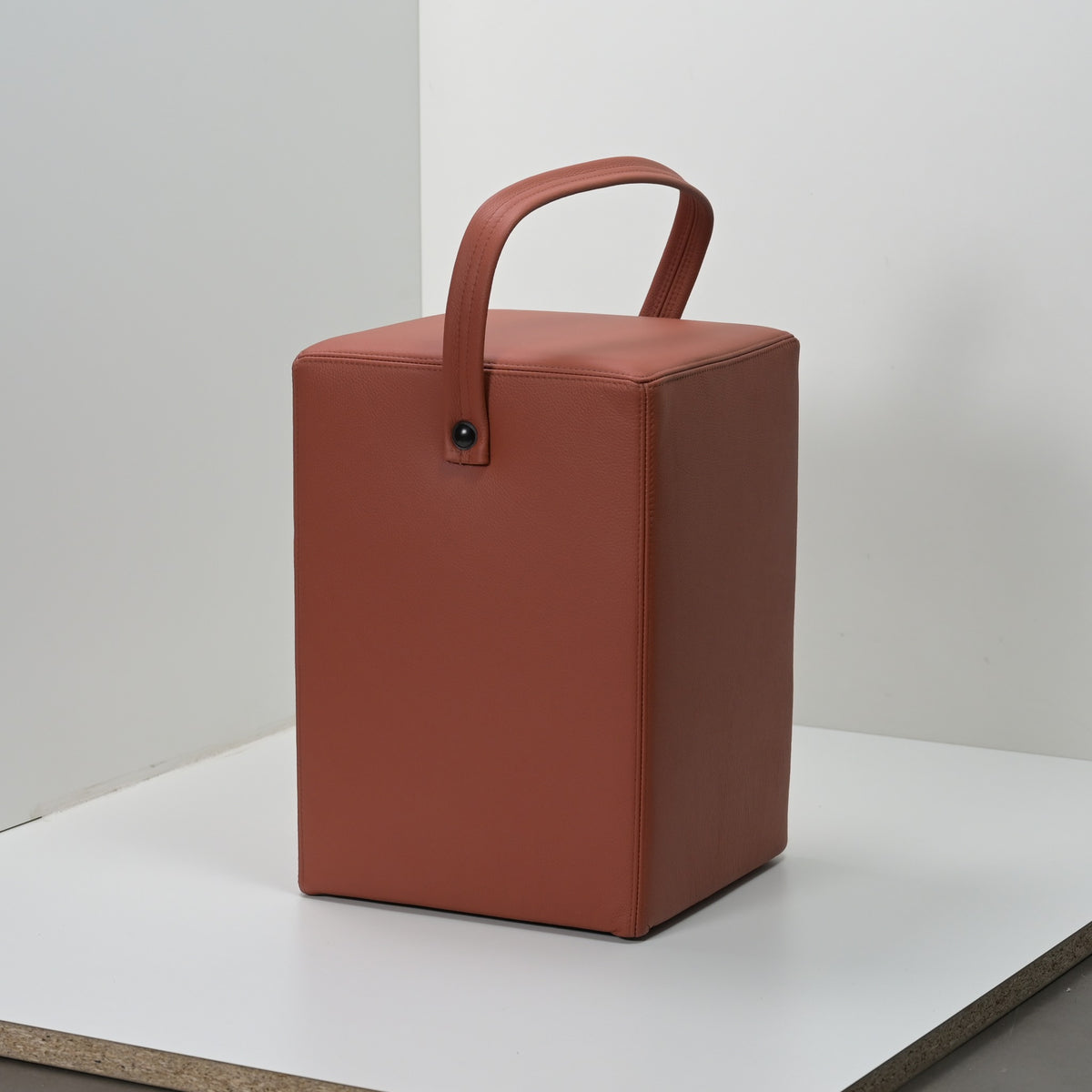 Hocker Linus Terracotta Originalfoto, unbearbeitet