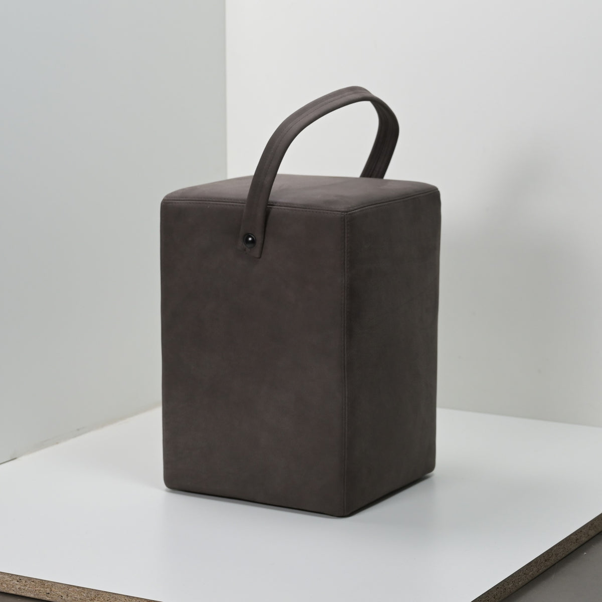 Hocker Linus Dunkelbraun Originalfoto, unbearbeitet