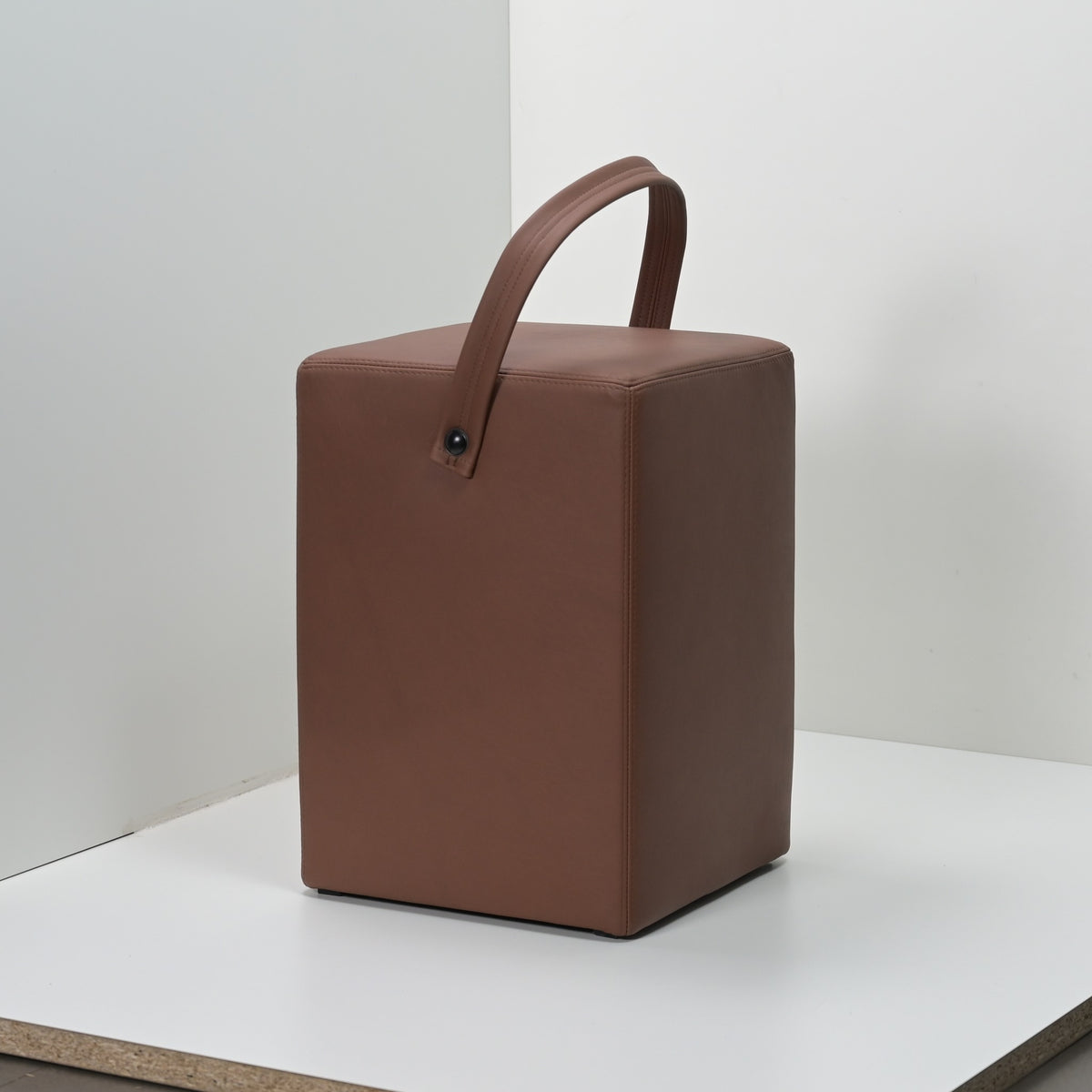 Hocker Linus Nuss Originalfoto, unbearbeitet