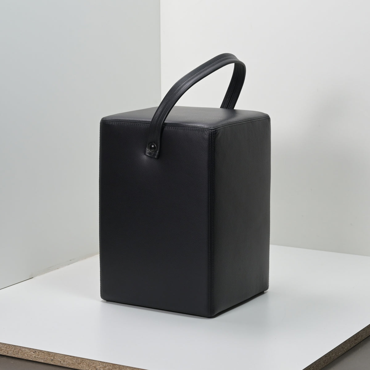 Hocker Linus Schwarz Originalfoto, unbearbeitet