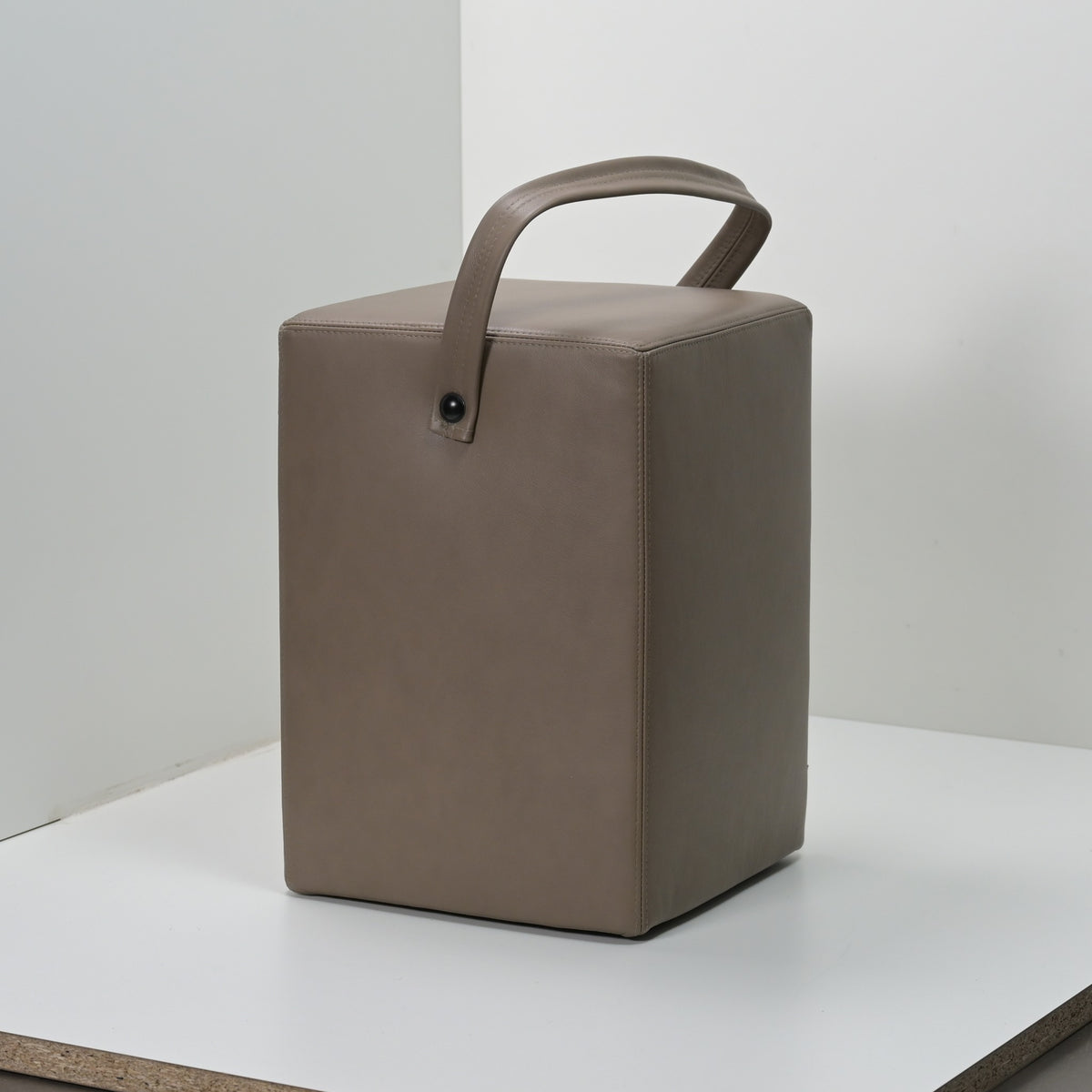 Hocker Linus Taupe Originalfoto, unbearbeitet