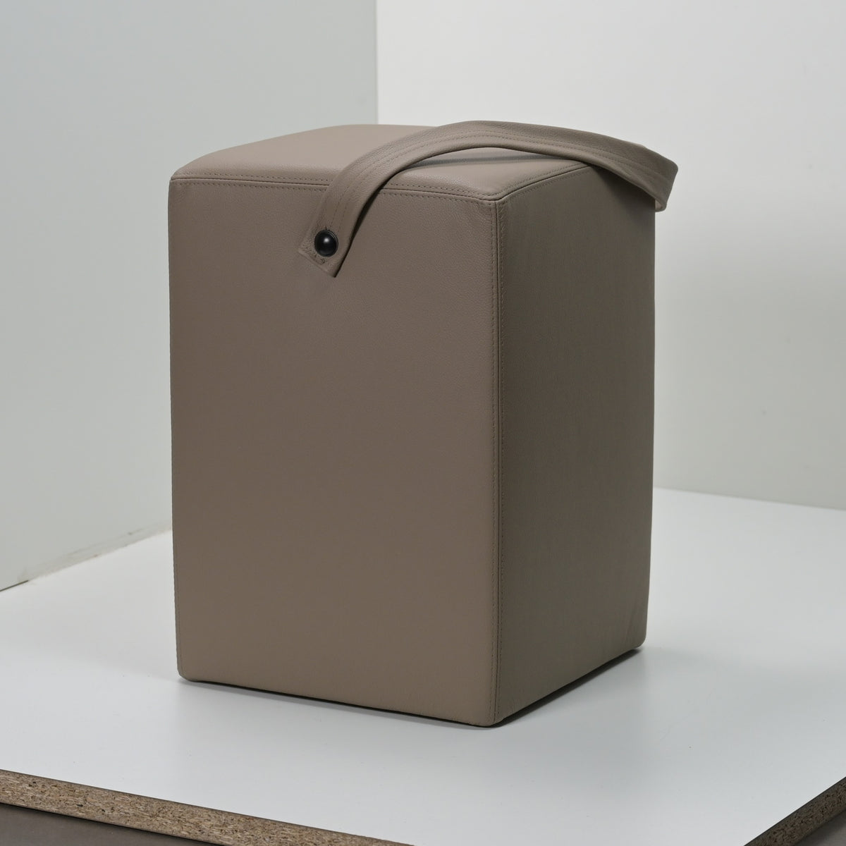 Hocker Linus Taupe Originalfoto, unbearbeitet