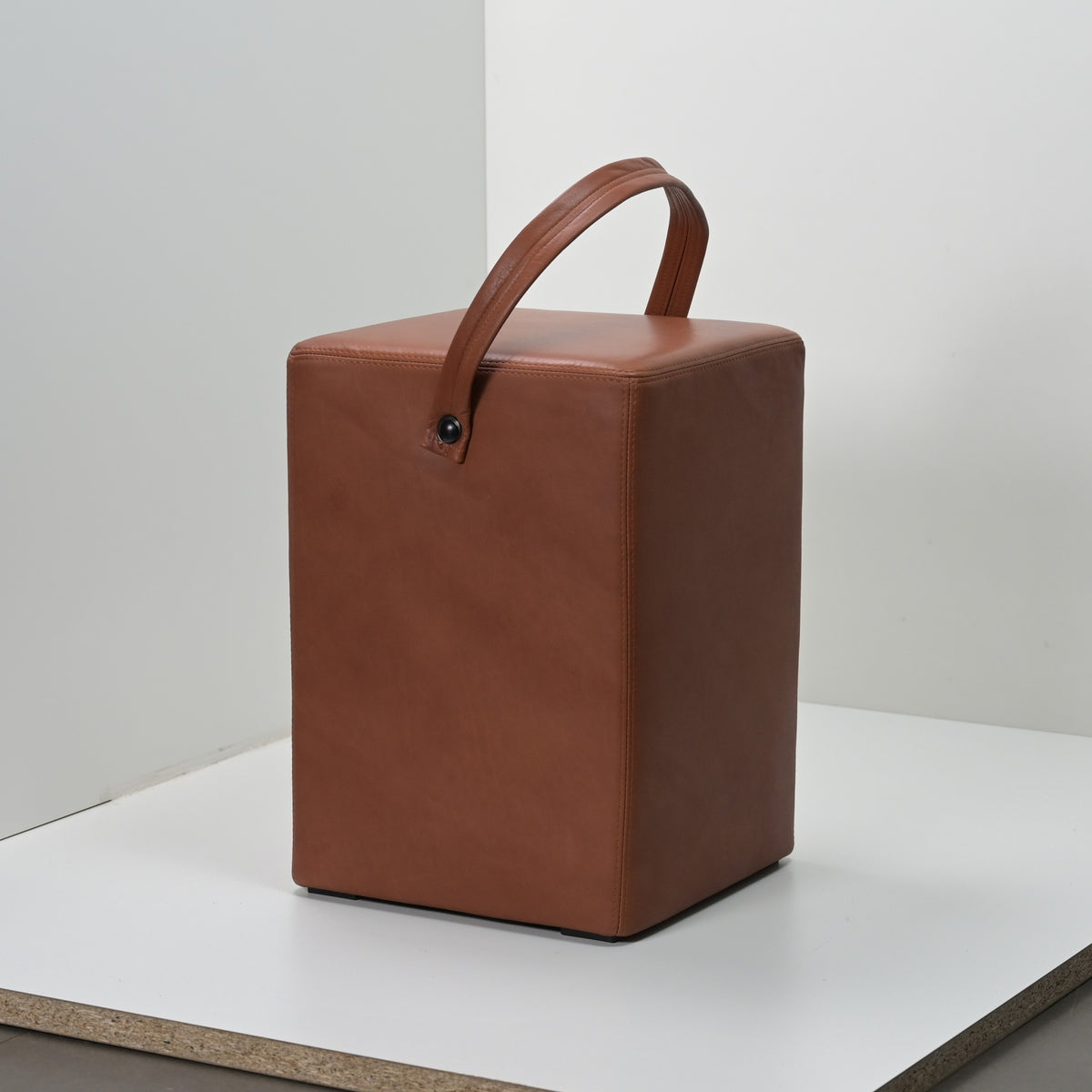Hocker Linus Cognac Originalfoto, unbearbeitet