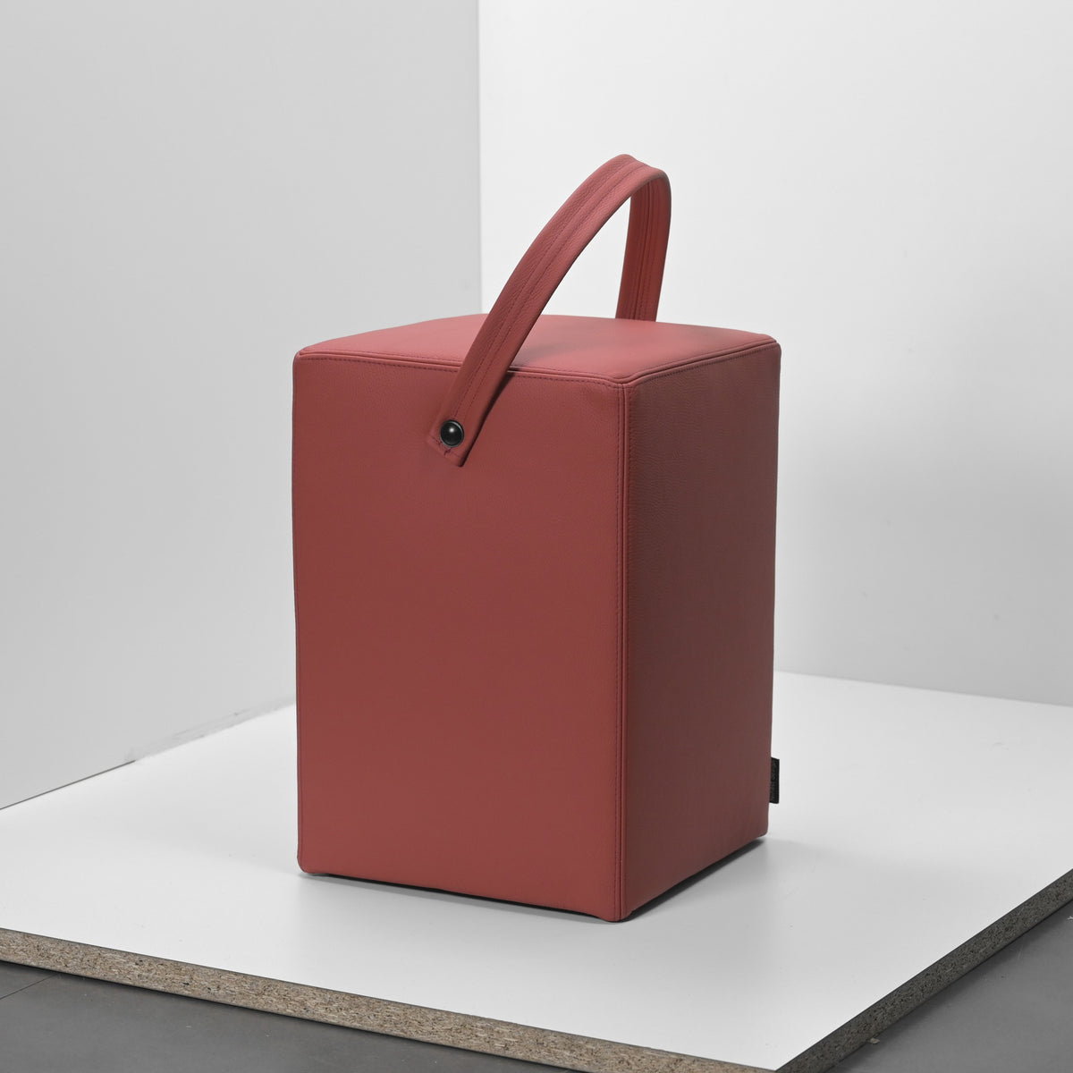 Hocker Linus Blass rot Originalfoto, unbearbeitet
