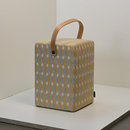 Hocker Linus Gold Originalfoto, unbearbeitet