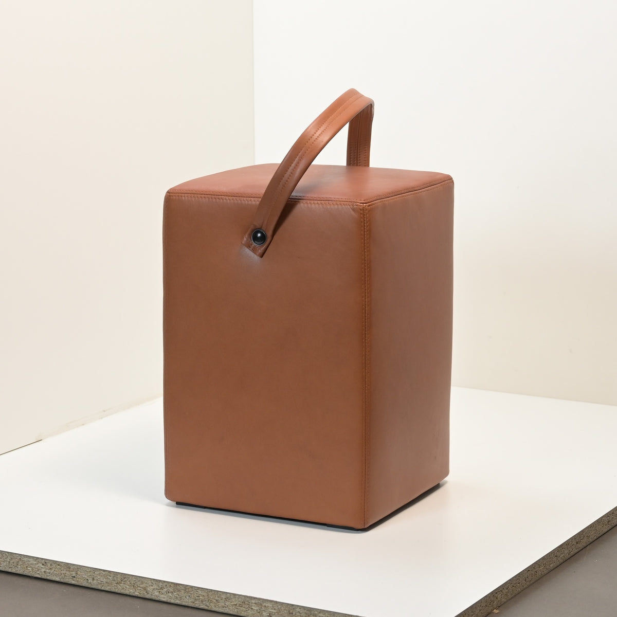 Hocker Linus Cognac Originalfoto, unbearbeitet